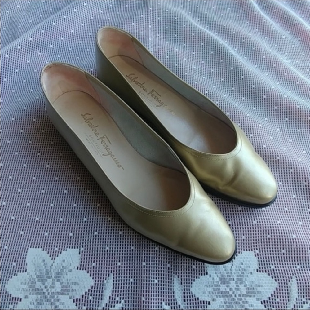 Authentic salvator ferragamo gold flats